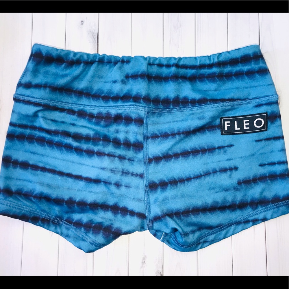 FLEO mid rise blue on blue shorts size small